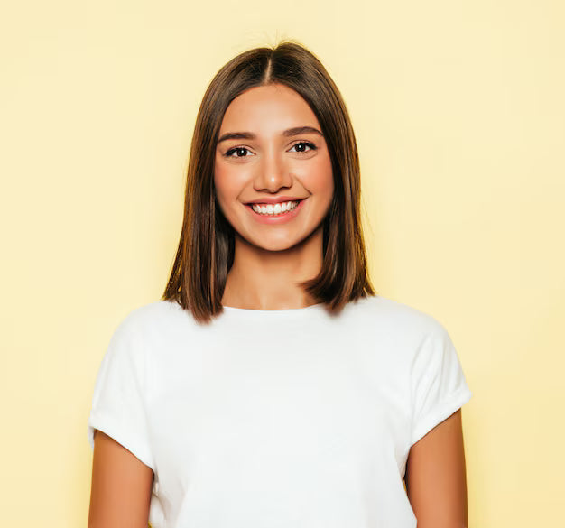 files/mujer-hermosa-joven-mirando-camara-chica-moda-verano-casual-camiseta-blanca-pantalones-cortos-hembra-positiva-muestra-emociones-faciales-modelo-divertido-aislado-amarillo_158538-15796.avif